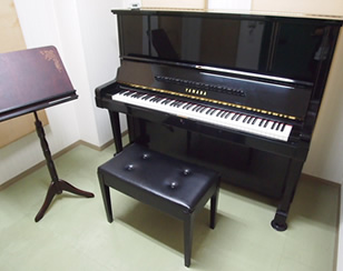 アップライトピアノ設置のピアノ室